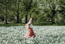 봄날의 걷기, 몸과 마음을 가꾸는 치유의 여정 woman walking on flower field