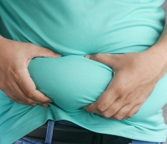 뱃살 타파에 도움되는 5가지 운동 루틴, 전문가들의 추천 a man holding his stomach with his hands