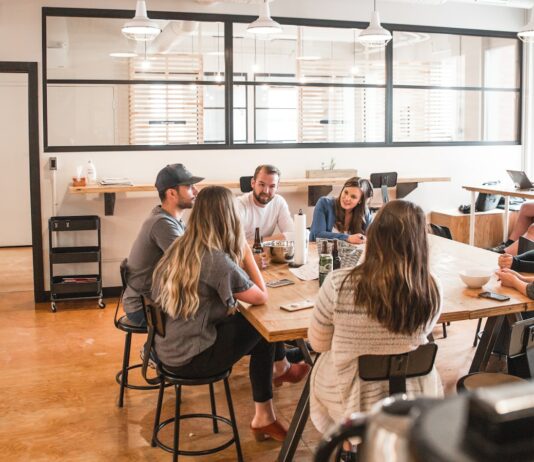 한 총리 “채 상병 특검법안 많은 문제점 있어…삼권분립 위배” talking people sitting beside table