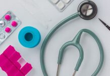 정부 “지역완결적 필수의료 확립…의료개혁 핵심 중 하나” green and silver stethoscope on white envelope