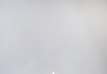 제과점·종교시설 등서 생일초 낱개 제공·판매 허용 white and pink covered cake with lightened candle