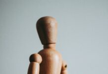 뻣뻣한 몸, 방치하면 큰 병 된다 colse-up photo of brown wooden doll