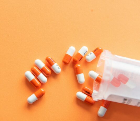 소부장·방산·의약품도 경제안보 품목 지정…“공급망 안정 기반 마련” orange and white medication pill