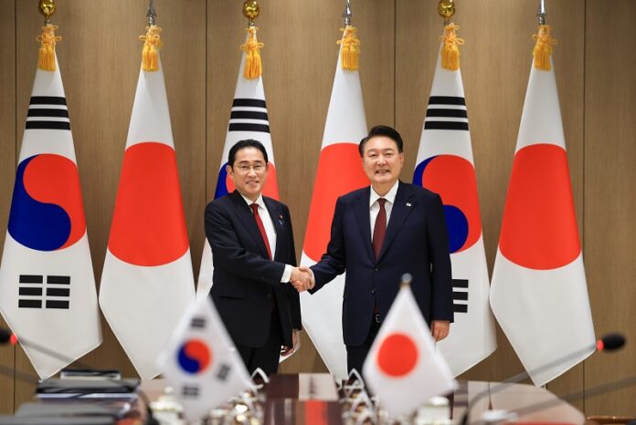 손 잡은 한일 정상