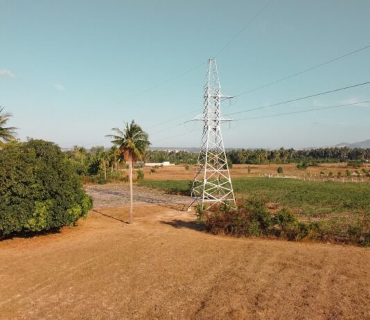 정부, 특례시 ‘5년 단위 기본계획’ 세워 지역발전 지원한다 white electric tower on brown field during daytime