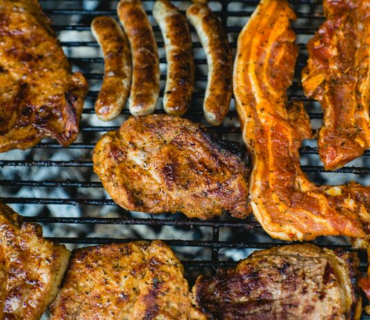 여름철 신진대사 촉진 방법 top view photo of grilling chicken and bacon