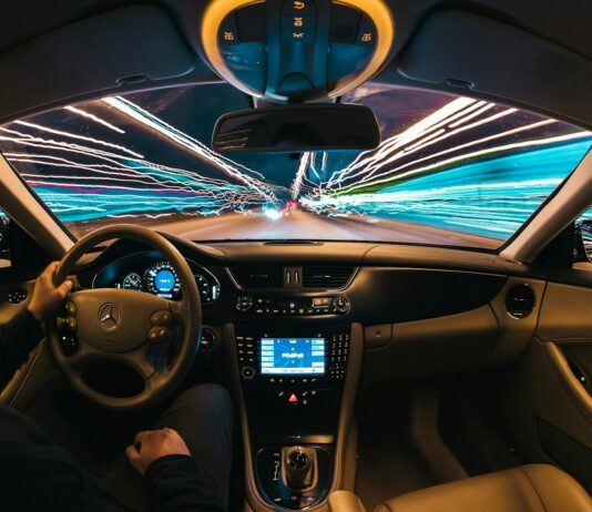 고속도로에 자율주행 화물차 달린다…시범운행지구 지정 추진 time lapse photography of man riding car