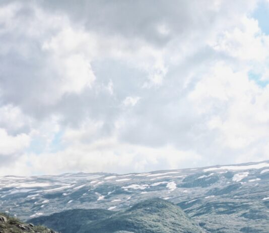 주택 인접 인공비탈면 높이 3m 이상이면 ‘급경사지’로 관리 icy mountain scenery