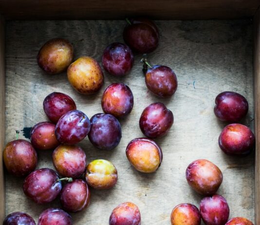 여름철 다이어트를 위한 저칼로리 디저트 bunch of Spanish plum on brown surface