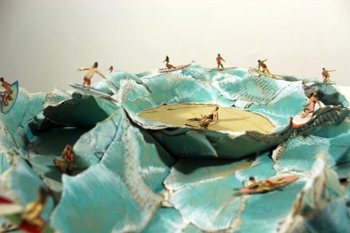 창원 동남아트센터에 전시된 노상준의 ‘Holidays SURFERS’