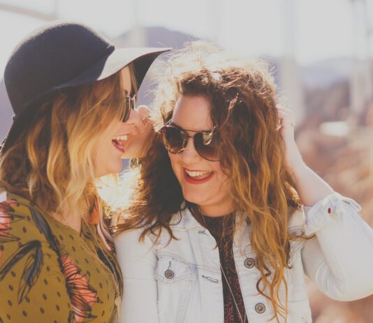 사회적 연결과 정신 건강의 상관관계 two women smiling while wearing sunglasses