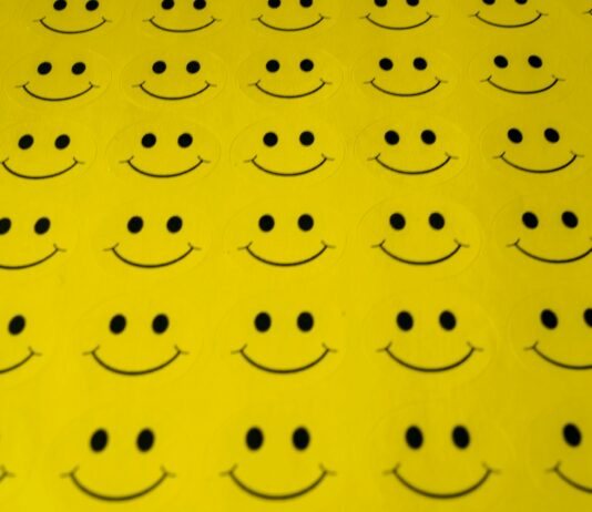 심리적 안정과 건강: 긍정적인 사고가 건강에 미치는 영향 yellow and black heart print textile