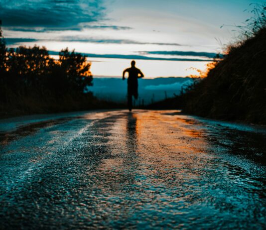 장거리 달리기의 신체적 이점과 주의사항 silhouette photo of a person running on road