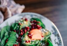 건강한 다이어트를 위한 간단한 식단 구성법 oval ceramic plate with and green and orange food