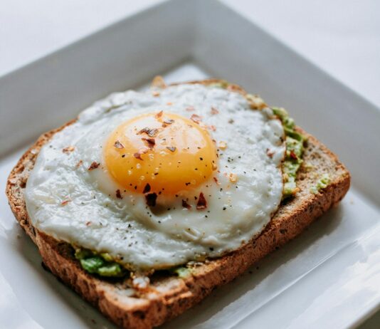 건강한 아침 식사로 하루를 시작하는 법 bread with sunny side-up egg served on white ceramic plate