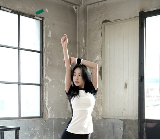 필라테스로 몸의 긴장을 푸는 스트레칭 루틴 woman in white shirt and black leggings standing near window