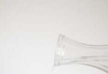 체중 감량을 위한 운동과 식사 계획: 성공적인 접근법 A person pouring water into a glass on a table