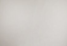 영양 균형 맞춘 다이어트, 성공하는 방법은? person's left hand wrapped by tape measure