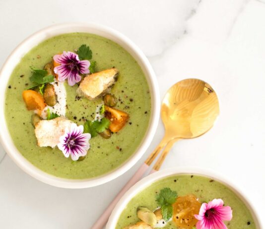 몸의 균형을 잡아주는 운동과 자연식의 조화 a bowl of soup with a spoon