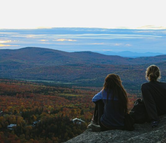 가을 다이어트의 성공 비결: 규칙적인 운동과 올바른 식습관 two women sitting on rocks