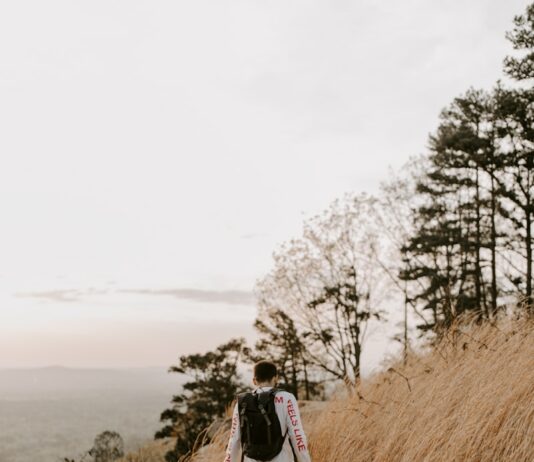 가을철 건강을 위한 야외 운동의 매력 woman in black jacket standing on brown grass field during daytime