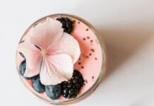 직장인을 위한 아침 다이어트 식단 팁 pink beverage on glass with blackberries and pink flower on top