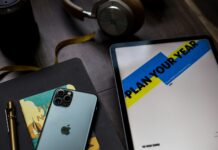 새해 복 많이 받으세요! 새로운 시작을 준비하는 법 black iPhone 11 Pro Max near gold twist pen