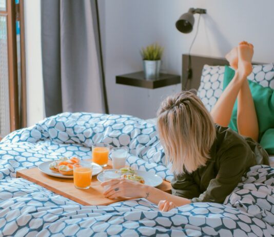 일상에서 실천 가능한 스트레스 해소법 woman lying on bed white holding board