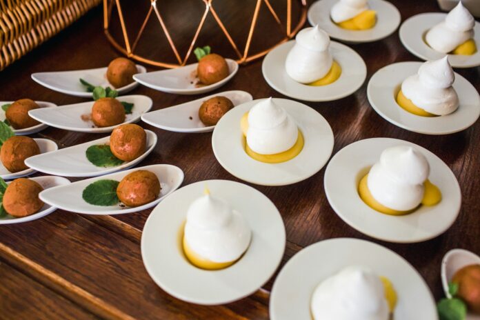 Photo by Katarzyna Pracuch white ceramic plates