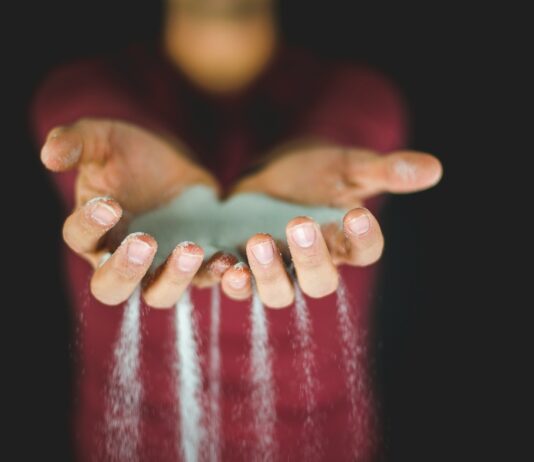지친 일상, 혹시 나도 번아웃 증후군? person holding blue sand