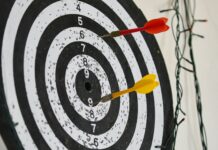 자기계발을 위한 목표 설정과 달성 전략 red and yellow hand tool