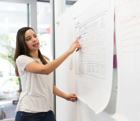 논리적으로 상대방을 설득하는 말하기 woman standing pointing paper on board