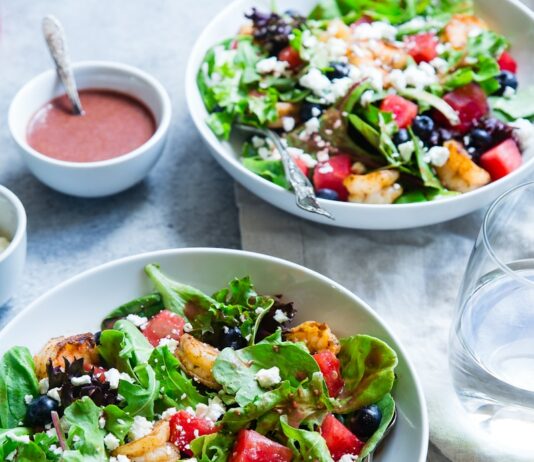 면역력이 높아지는 건강한 식단 vegetable salad on white ceramic bowl