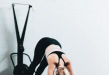 필라테스로 운동할 때 놓치기 쉬운 자세 잡기 woman in black sports bra and blue denim jeans doing yoga