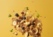 건강을 위한 자연식품의 힘 brown nuts on white ceramic bowl