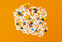 운동 후 근육통, 피할 수 없는 숙명인가? white and orange medication pill
