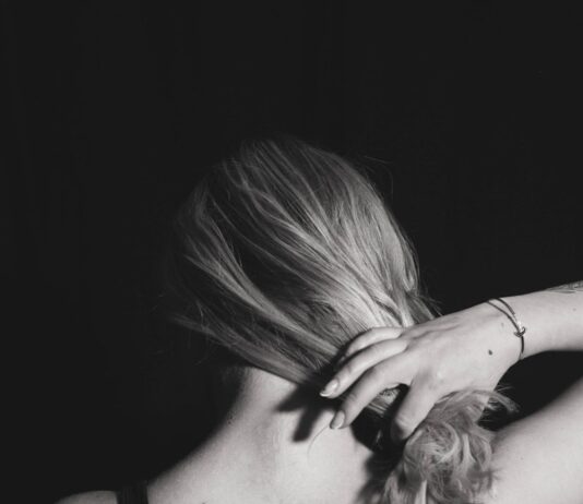 2030세대, ‘여드름도 장기전’…피부 트러블 관리도 과학적으로 woman in black tank top