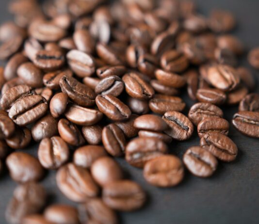 2030세대, ‘건강한 카페인’ 찾는다…커피 대신 매취차·마테차 인기 brown coffee beans on gray surface