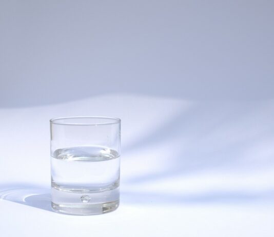 “자기 전엔 괜찮았는데 아침에 부은 얼굴…”…나도 모르게 붓는 밤의 습관들 clear drinking glass filled with water