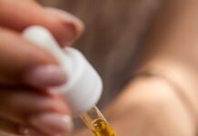 “피부결이 거칠고 메이크업이 안 먹어요”… 각질 제거보다 필요한 건 이것 person holding dropper