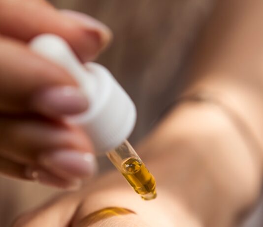 “피부결이 거칠고 메이크업이 안 먹어요”… 각질 제거보다 필요한 건 이것 person holding dropper