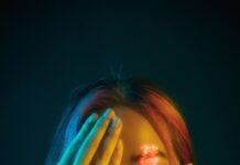 스마트폰·컴퓨터 시대, 디지털 기기 사용이 눈 건강에 미치는 영향과 예방법 woman with blue hair covering her face with her hand