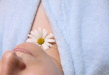 피부 건강을 위한 일상 습관, 건강한 피부를 유지하는 비결 woman wearing blue robe lying with cucumber on eye