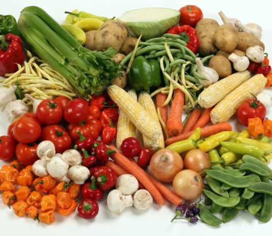건강한 삶을 위한 올바른 식단, 무엇이 중요할까? a pile of different types of vegetables on a white surface