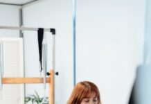 필라테스, 몸과 마음을 건강하게 하는 전신 운동의 매력 a woman on a rowing machine in a gym