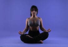 운동, ‘몇 개’ 했는가보다 ‘어떻게’ 느꼈는가 – 마음챙김 운동 a woman in a bra top sitting in a yoga pose