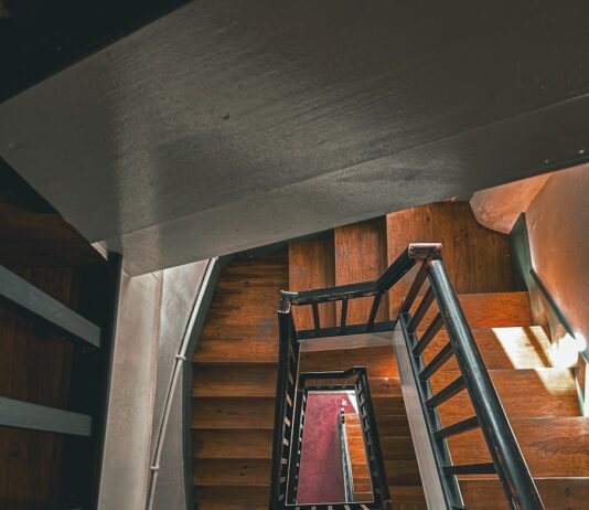 바쁜 직장인을 위한 건강 관리, 작은 실천이 큰 변화를 만든다 a view of a staircase from the top of it