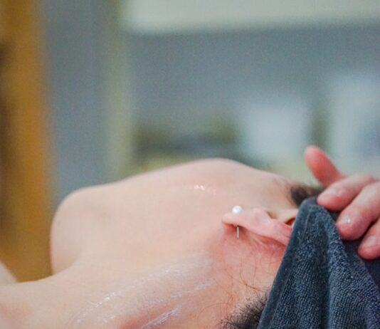 약이 아닌 방법, 건강을 위한 대체요법의 다양한 접근 a man laying down with a towel on his head