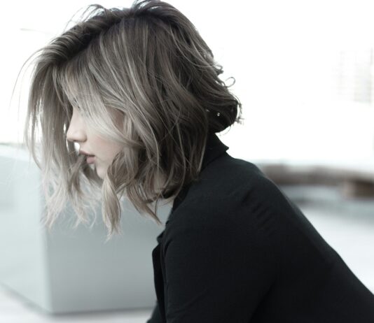 건강한 머리카락을 위한 올바른 관리법과 생활습관 woman in black top