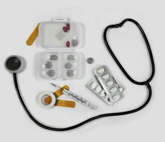 AI 기반 건강 관리, 미래 의료의 새로운 패러다임을 열다 white and black earbuds on white textile